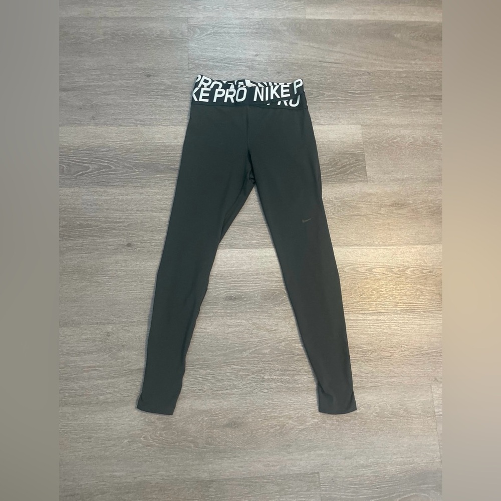 NWOT Nike pro leggings size M